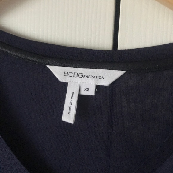 BCBGeneration navy short sleeve top - Picture 3 of 6